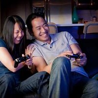 Photo originale d'un couple qui s'ammuse ensemble au Playstation