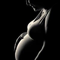 Photogrape de maternité portrait noir et blanc