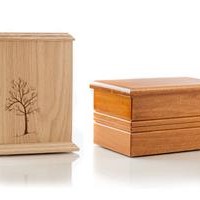 Catalogue d'urnes funéraires en bois Photographe publicitaire fond blanc