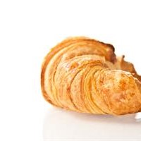 Croissant au beurre matinal. Photographie alimentaire sucreries et pâtisseries. Copyright Simon Lanciault, photographe